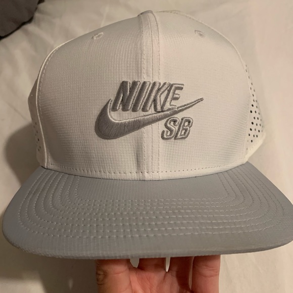white nike sb hat